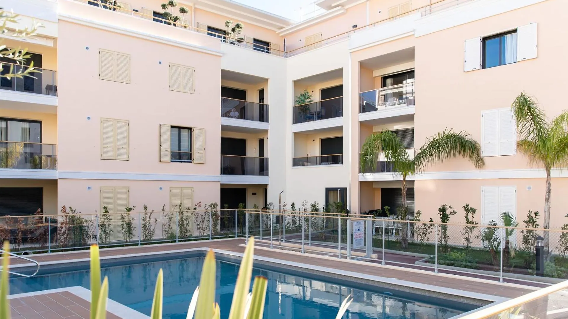3-Br Apartment With Pool Parking & Beaches 100M Away Cannes