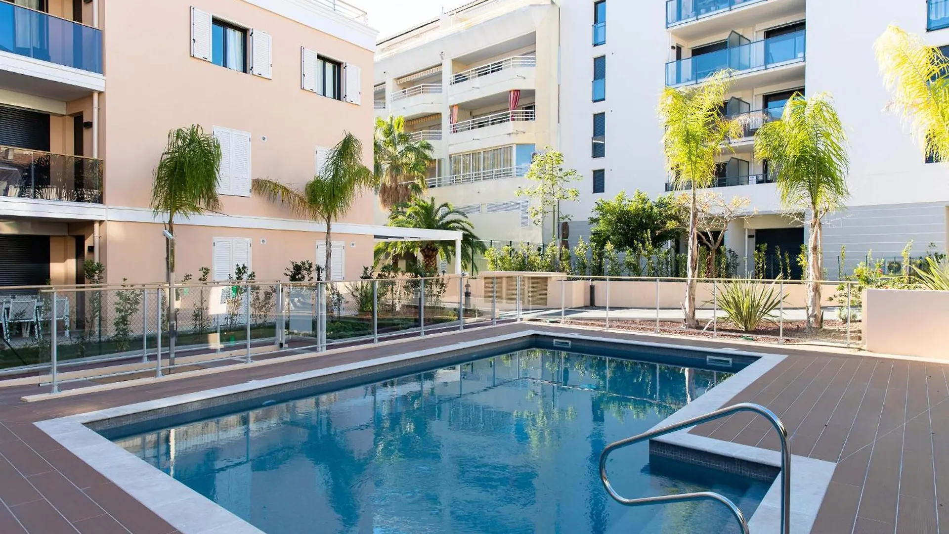 3-Br Apartment With Pool Parking & Beaches 100M Away Cannes